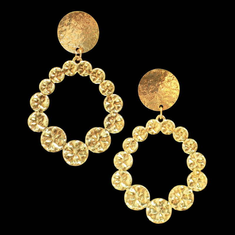 Strahlende Kreationen: Vergoldete Ohrringe in einzigartigem Design