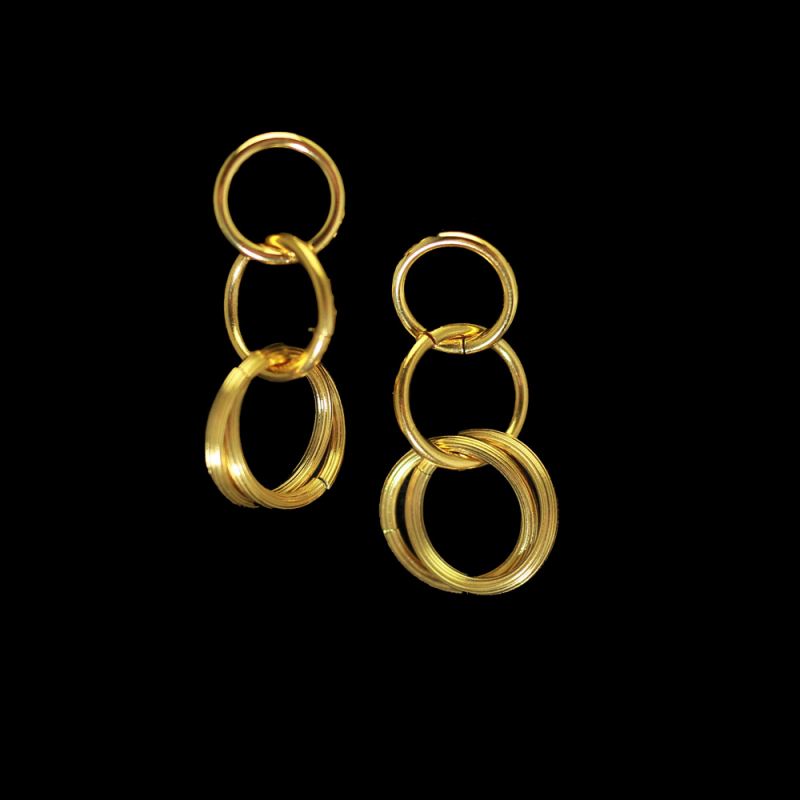 Verspielte Eleganz – Vergoldete Messing-Ohrringe im Ketten-Look