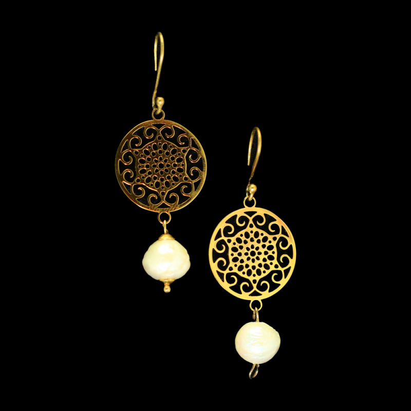 Vergoldete Ohrringe mit filigranem Muster und Süßwasserperlen – Zeitlose Eleganz trifft auf kunstvolle Raffinesse