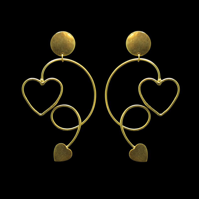 Vergoldete Herz-Ohrringe aus Messing – Ein zarter Tanz der Liebe