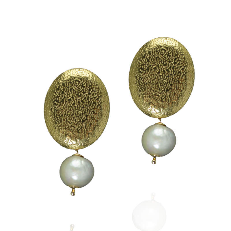 Goldene Eleganz: Vergoldete Ohrringe mit schimmernder Süßwasserperle
