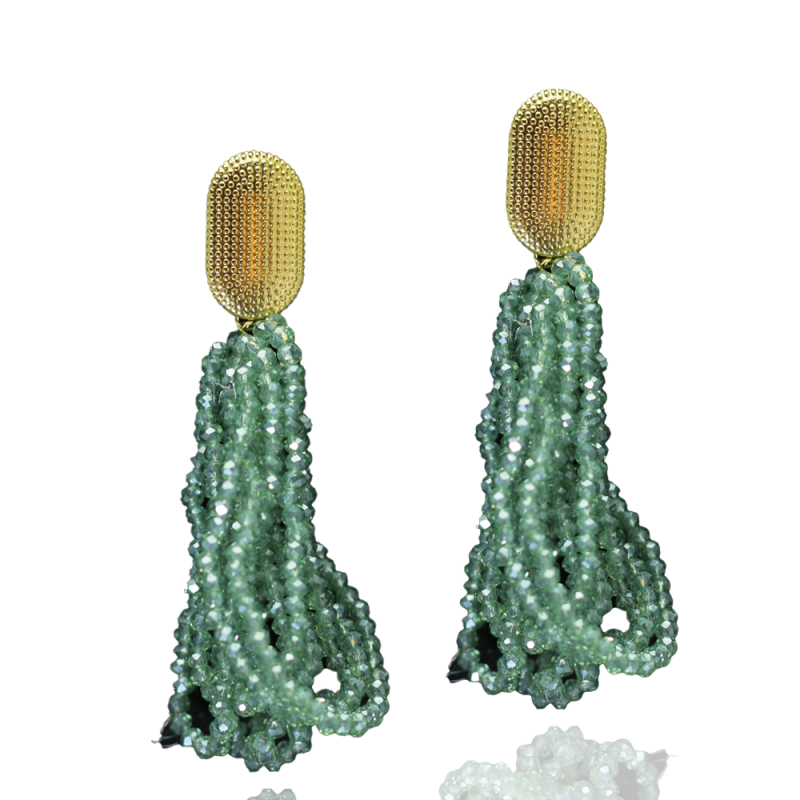 Verführerischer Glanz: Vergoldete Ohrringe mit funkelnden Kristallakzenten