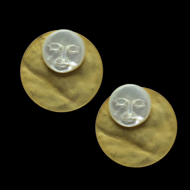 Sternenzauber: Ohrringe aus vergoldetem Messing und Perlmutt