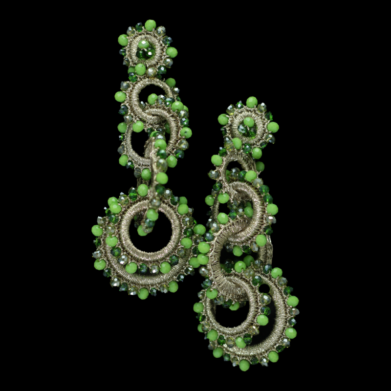 Fantasievolle Kreationen – Edelstahl-Ohrringe mit grünen Akzenten