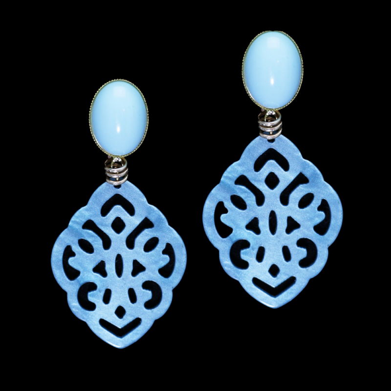 Verspielte Eleganz in Himmelblau