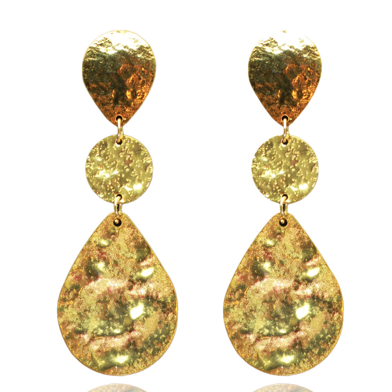 Elegante Harmonie: Vergoldete Ohrringe mit Struktur