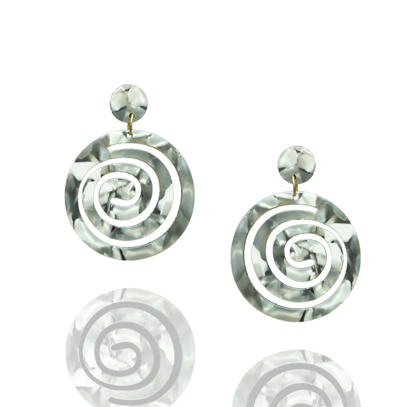 Spirale des Lichts – Ausdrucksstarke Statement-Ohrringe in Grau und Perlmuttglanz